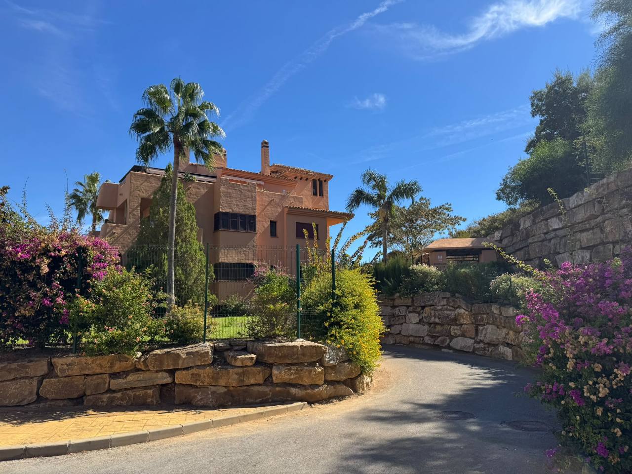 Exterior de un conjunto residencial en El Soto, Ojén