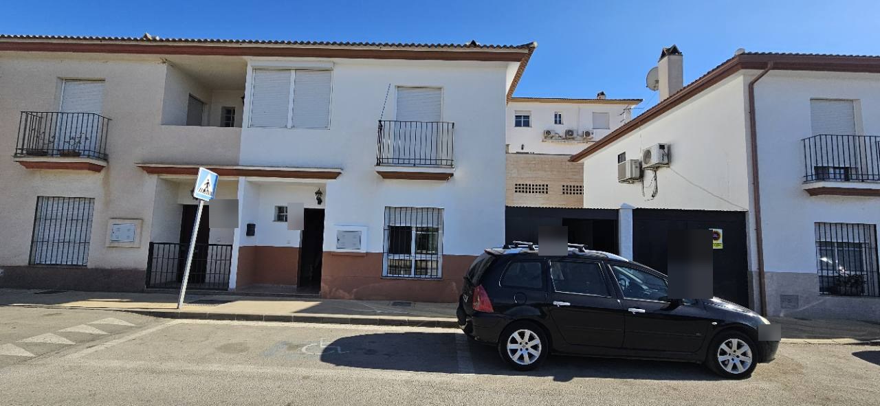 Fachada exterior de una vivienda pareada en Pizarra
